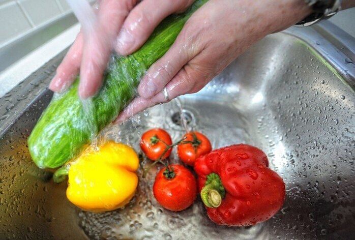 To prevent parasitic infection, it is necessary to wash vegetables before eating. 